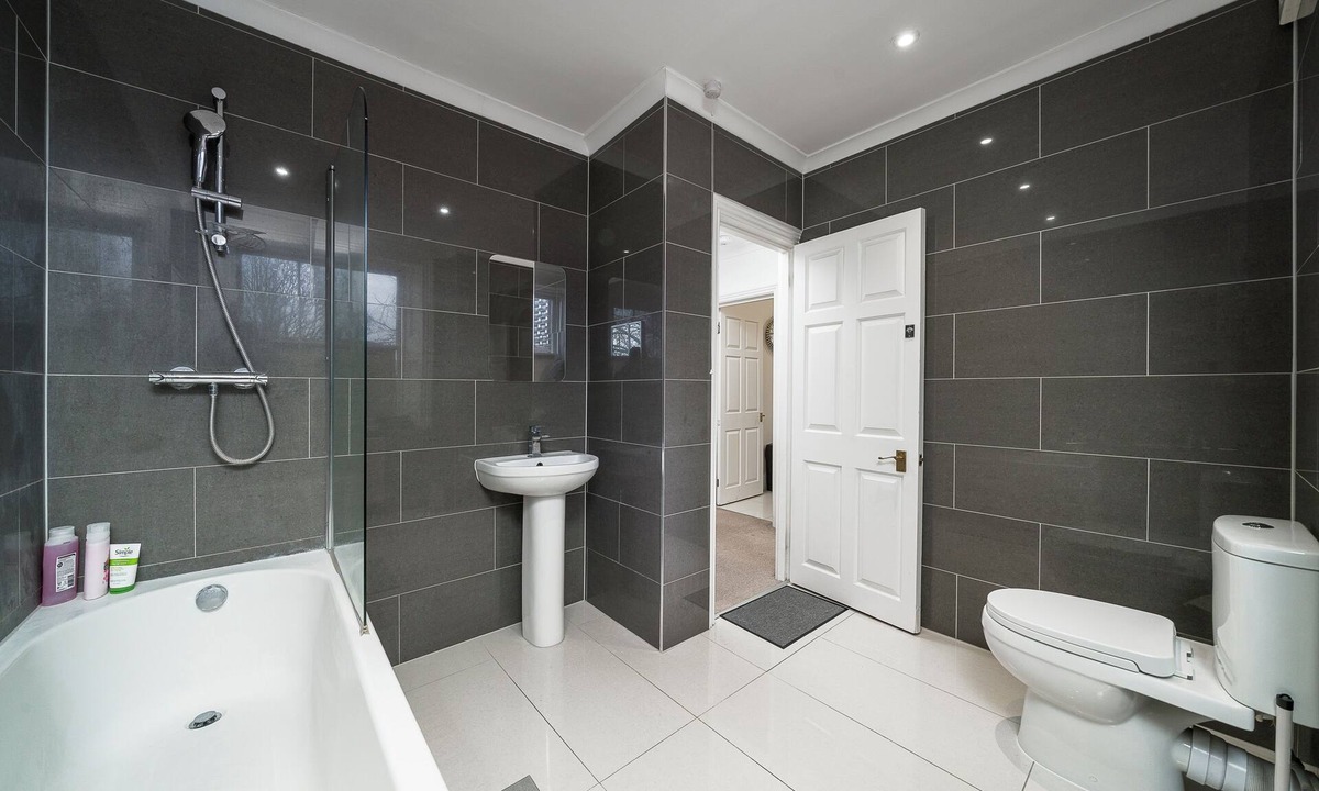 Canary Wharf Apartment | Spacious 2Bedrooms Gated Apartment 5mins walk to BlackwallStation with parking,