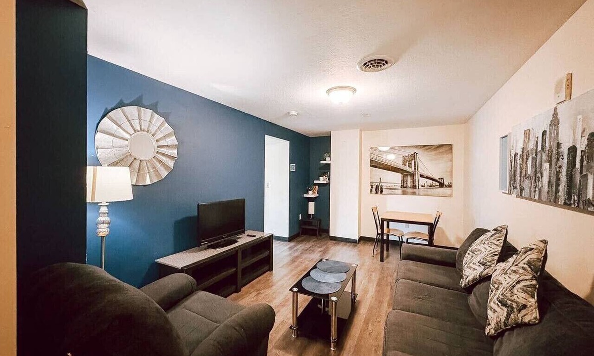 Downtown Pittsburgh Apartment | Spacious 2BR/2BA Downtown Apt|Clean and Safe|