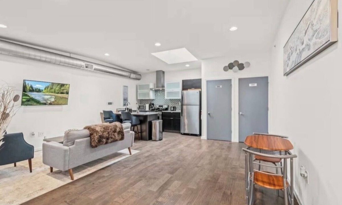 North Philadelphia East Condo | SPACIOUS 2BR 2BATH Bi-Level Near STADIUMS, Fishtown NoLibs & Center city.