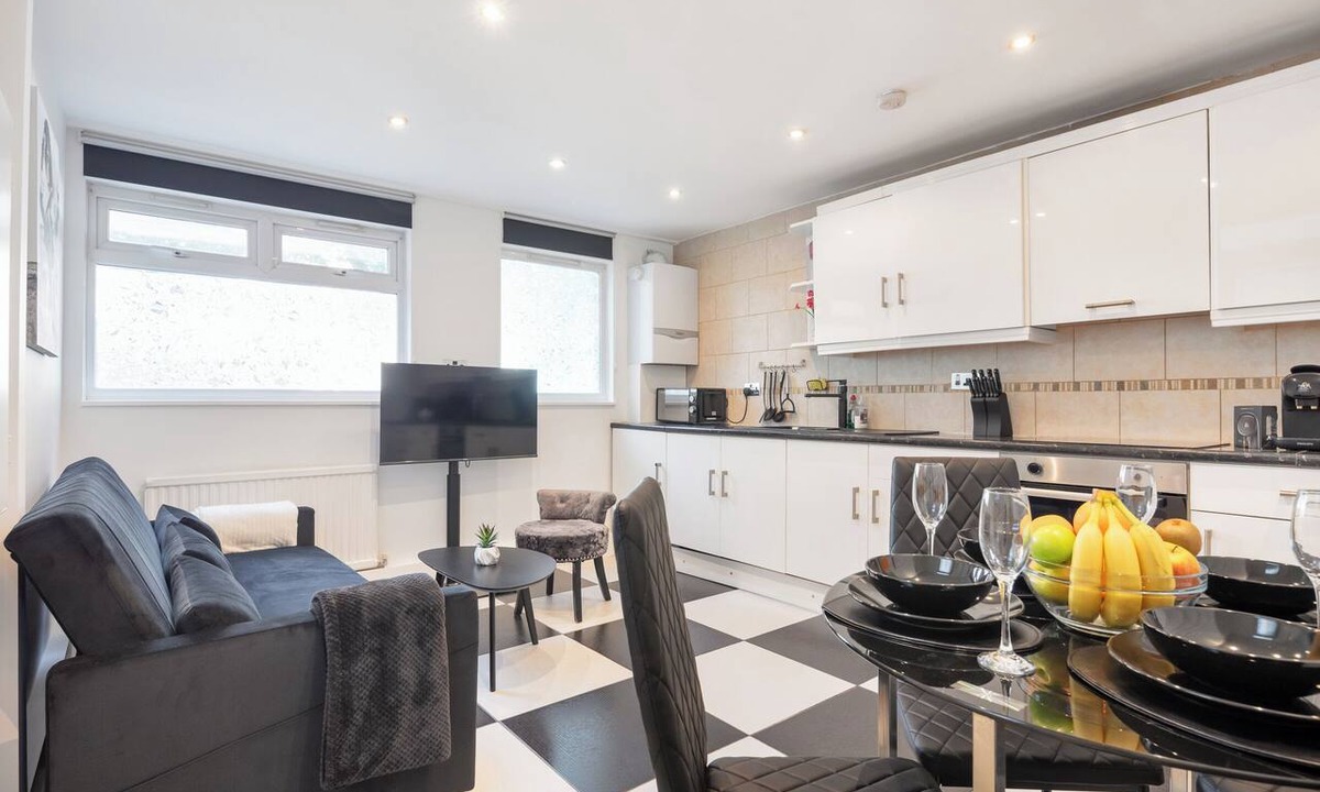 Cathedrals Apartment | Spacious 2BR Apartment in Central London – Sleeps 6 – 2min to Tube
