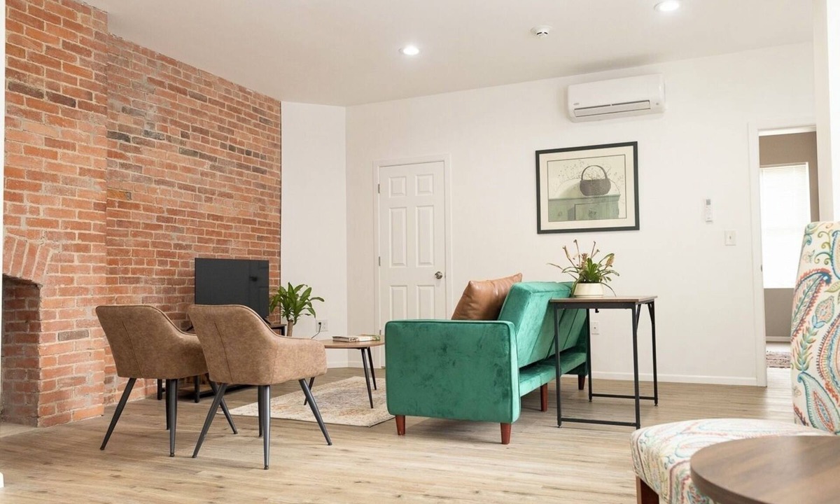 Manchester Apartment | Spacious 2BR Apt/Quiet area/Minutes from stadiums, museums, parks & more!