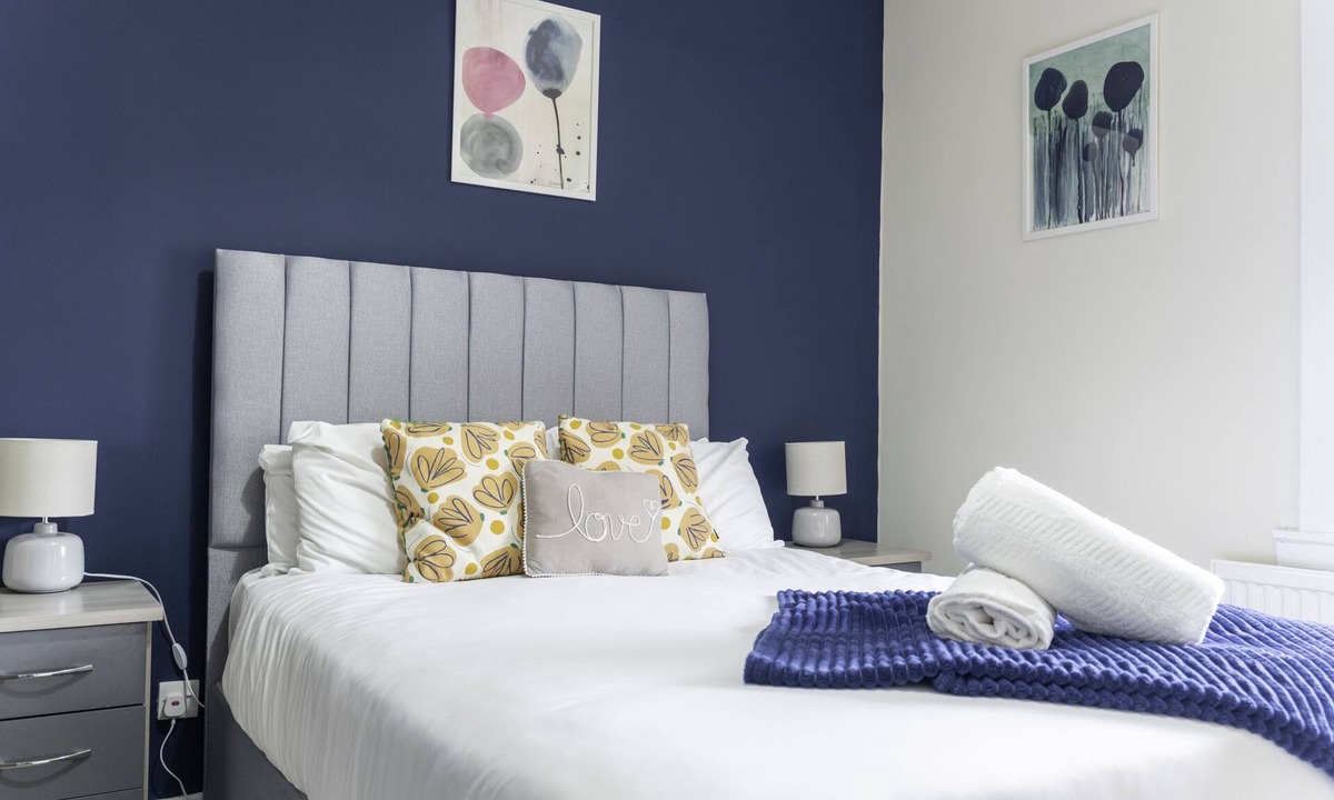 Larkhall House | Spacious 2BR Apt | Sleeps 4 | Easy Access