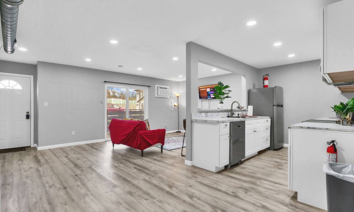 West Arlington Apartment | Spacious 2BR Condo close to Restaurants and Nightlife with WiFi