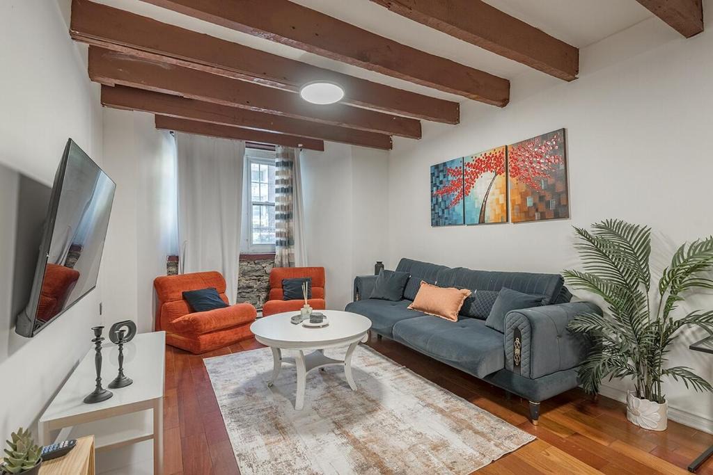 Shaughnessy Village Apartment | Spacious 2BR Downtown - Vintage Charm Sleeps 10