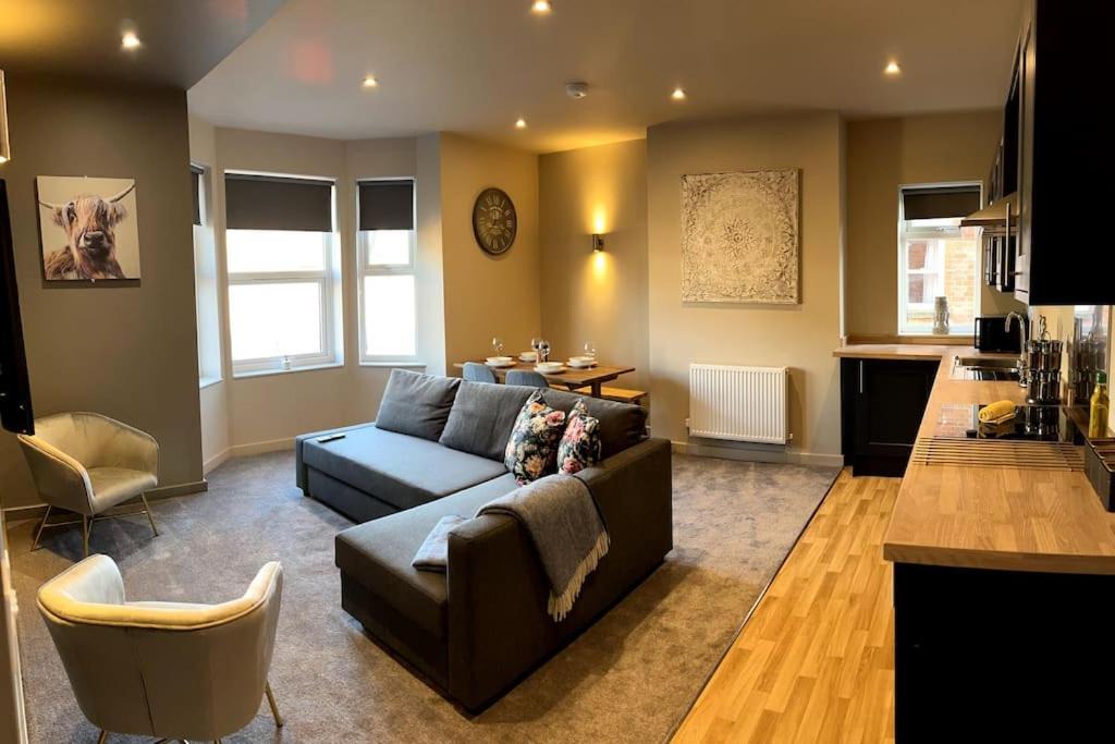 Loughborough Apartment | Spacious 2BR Duplex near Loughborough University Sleeps 6