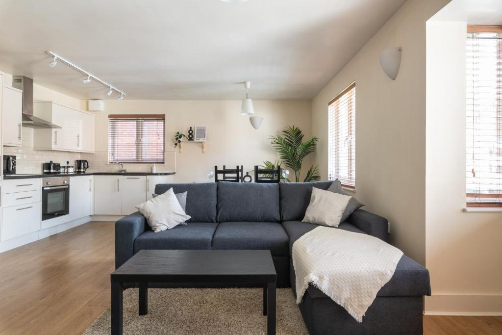Crawley Apartment | Spacious 2BR Flat - 2 Free Parking Spaces - Near LGW Airport