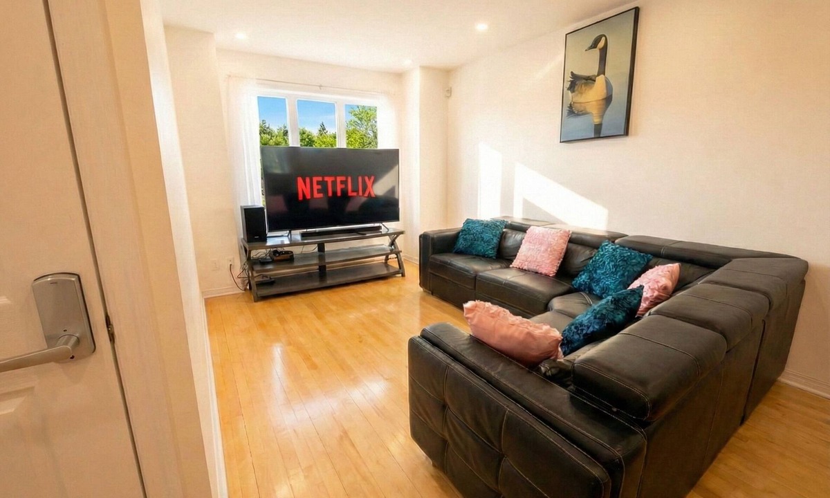 Laval House | Spacious 2BR | FREE Parking + 1.5 Bath | Near YUL