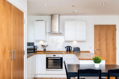 Peterhead Apartment | Spacious 2BR Ground Floor Sleeps 5 Near Peterhead Harbour FREE Parking Fast WiFi