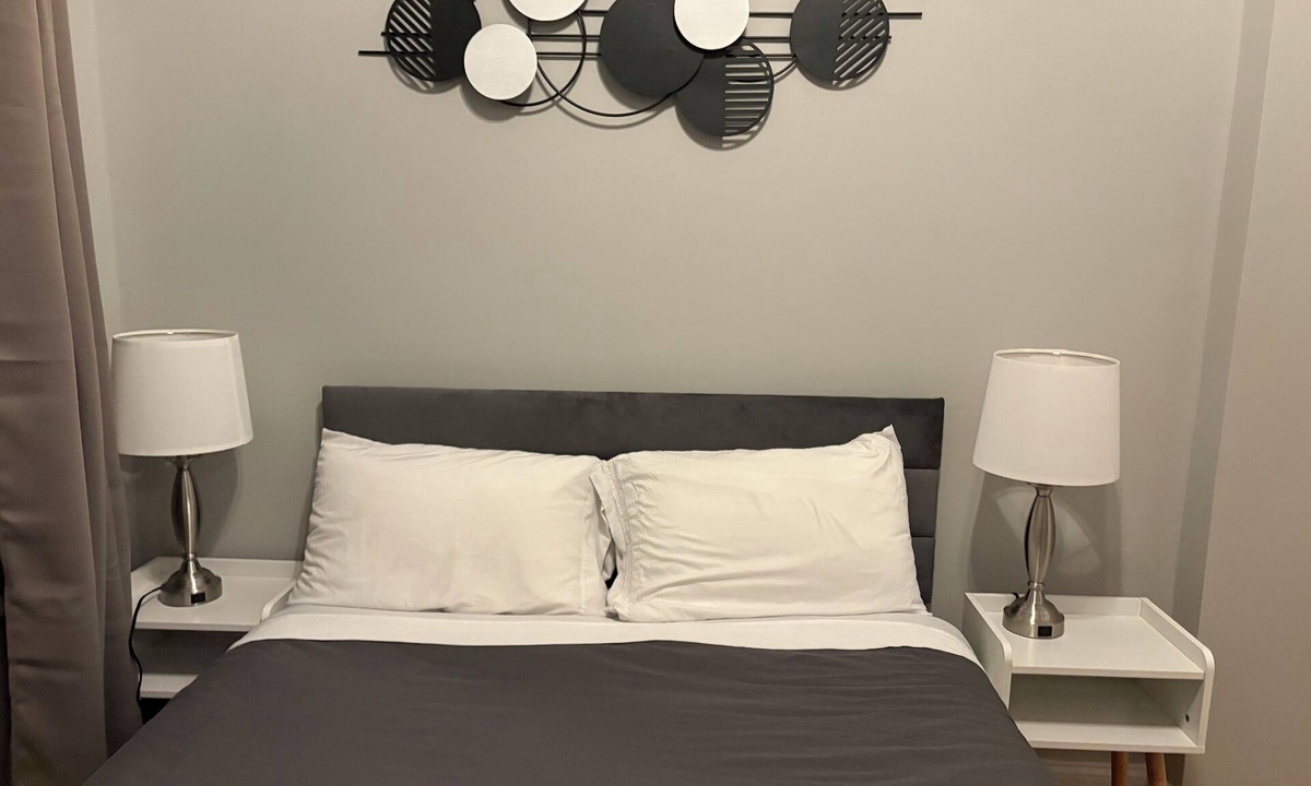 Midtown West Apartment | Spacious 2BR in Hell’s Kitchen, Walk to Times Square & Broadway Sleeps 12