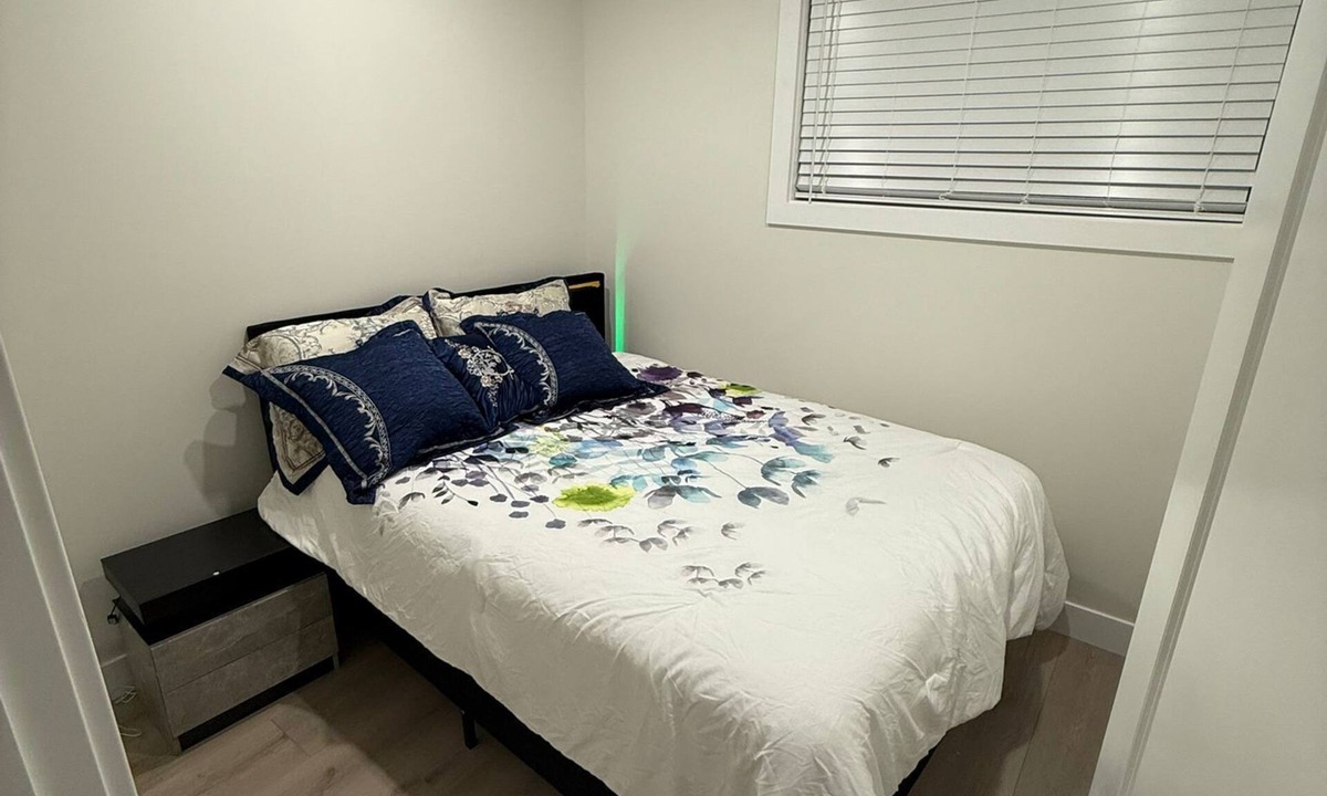 Prince George House | Spacious 2BR Private Flat for Work & Extended Stays in Prince George