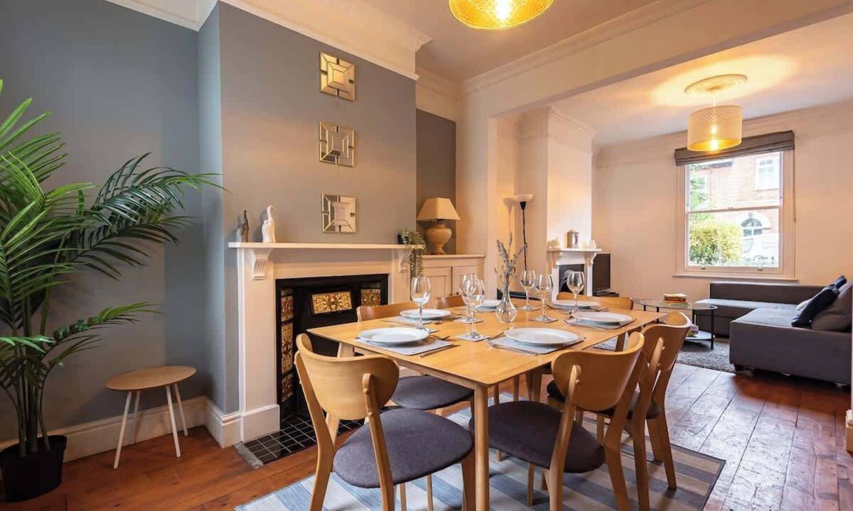 Reading House | Spacious 2BR Reading Home w/Garden & Sofa Bed