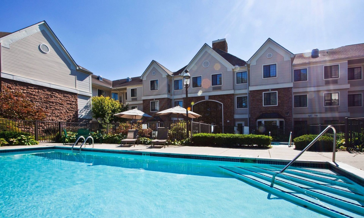Utica Apartment | Spacious 2BR Suite | Free Breakfast, Pool & Gym