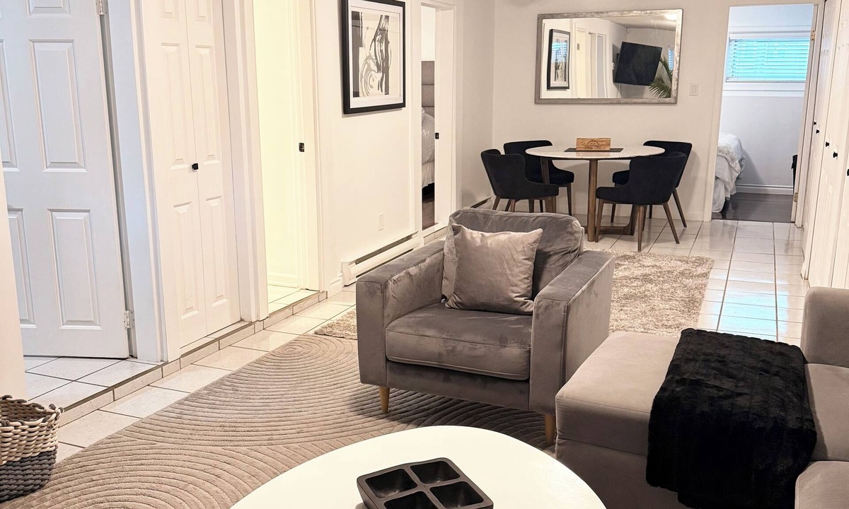 Hastings House | Spacious 2BR Suite Near Downtown