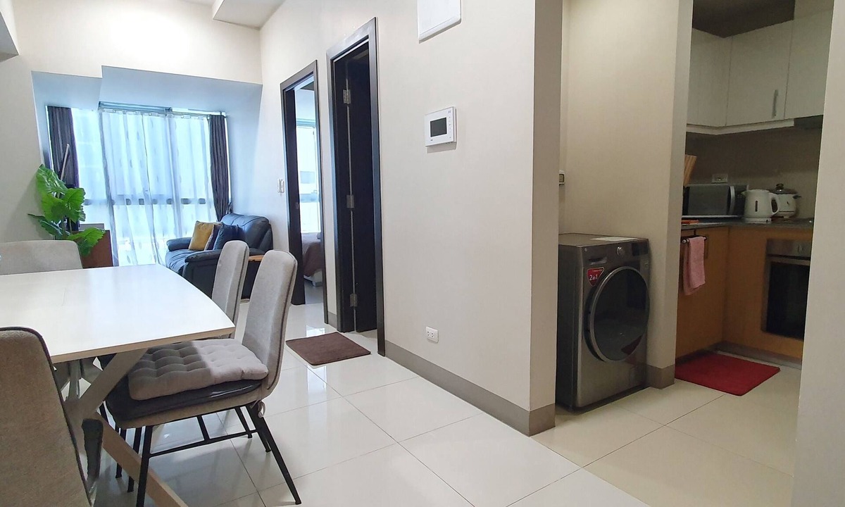 West Rembo Condo | Spacious 2BR unit in the center of BGC very close to malls, resto and shops