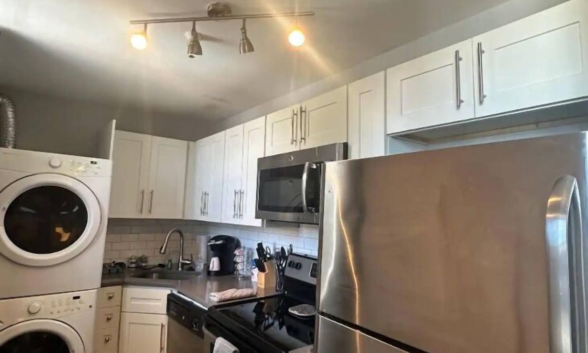 Central West End Apartment | Spacious 2BR unit near BJ Hospital