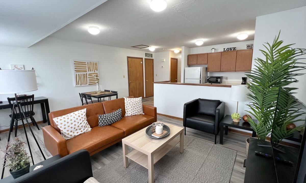 Akron Apartment | Spacious 2BR Walk to Summa Near Akron Hospitals/UA