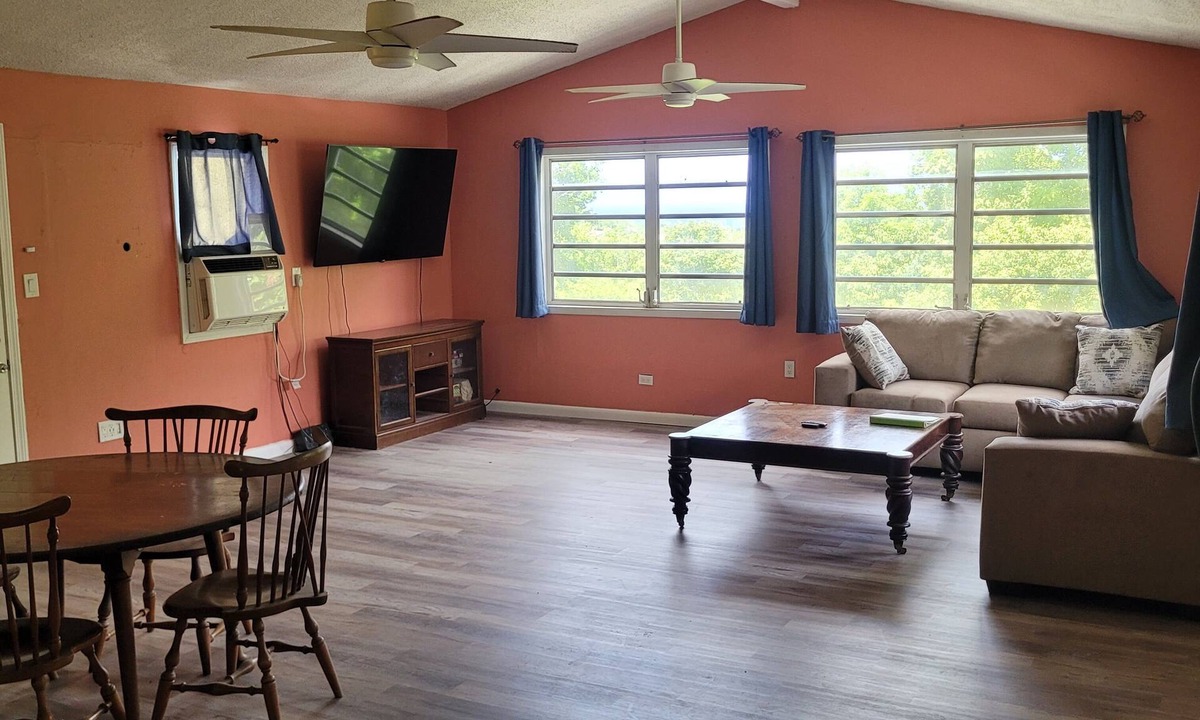 Estate Beeston Hill Apartment | spacious 3 bd, 2 ba. nwsh/dry onsite - AC - stable Wi-Fi - full kitchen