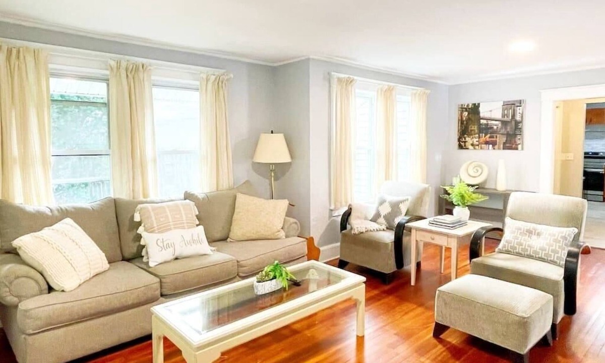Cove - East Side - Shippan House | Spacious 3 Bd Home Pet Friendly, Parking and Laundry