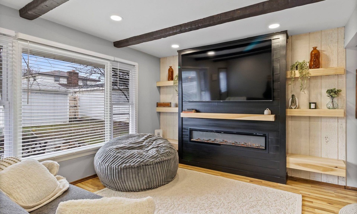 Colgate House | Spacious 3-BD Townhouse W/PKG 25M From Airport