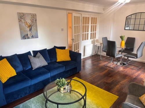 Edgbaston Apartment | Spacious 3-bed apartment close to Birmingham City with free parking with Netflix contractor stays welcome