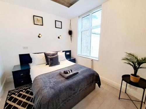 Watford Apartment | SPACIOUS 3 Bed APARTMENT, EN-SUITES, NEAR TRAIN STATION!