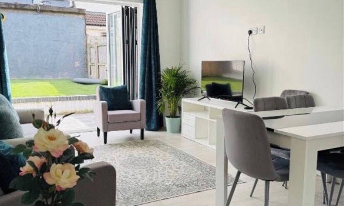 Cribbs Causeway House | Spacious 3 bed bungalow In Southmead