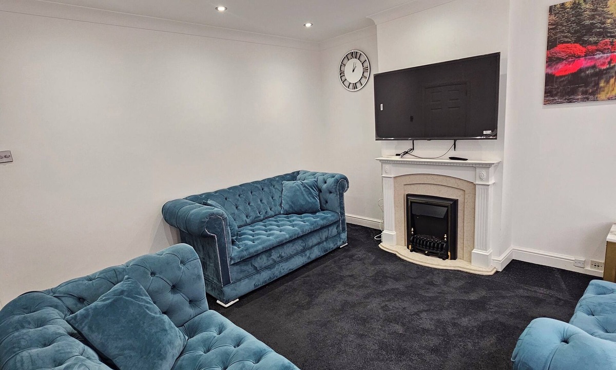 Barnehurst House | Spacious 3 Bed House | WiFi | En-suite | Garden | On-site Free Parking(2 cars)
