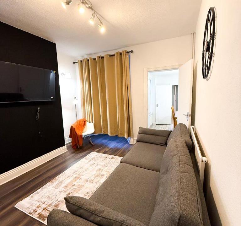 Moffat Apartment | Spacious 3 Bed House, Contractors & Business stays, Parking, WiFi