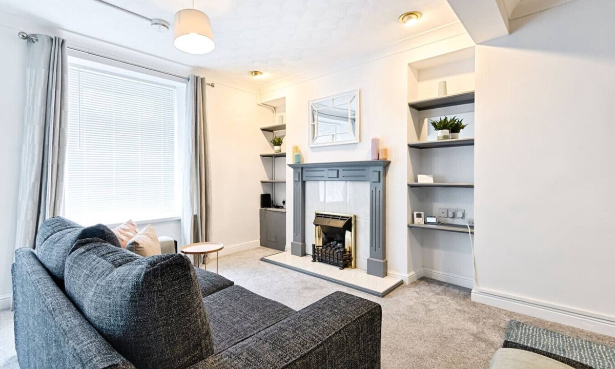 Margam House | Spacious 3 Bed Smart TVs Great for Work Stays