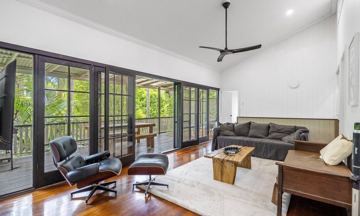 Balmoral Apartment | Spacious 3-Bed Stay with Balcony and BBQ