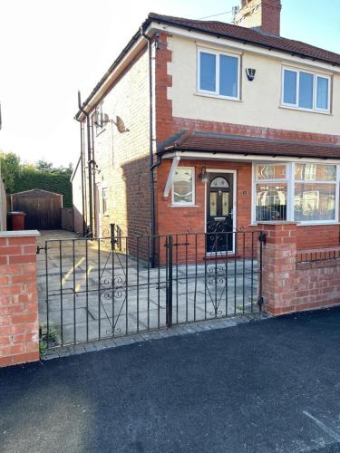 Offerton House | Spacious 3 bed with driveway