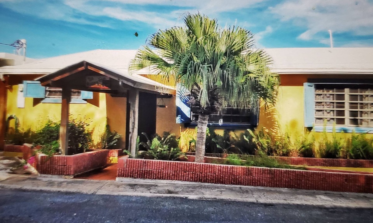 Culebra Pueblo House | Spacious 3 bedroom 2 bath home close to town