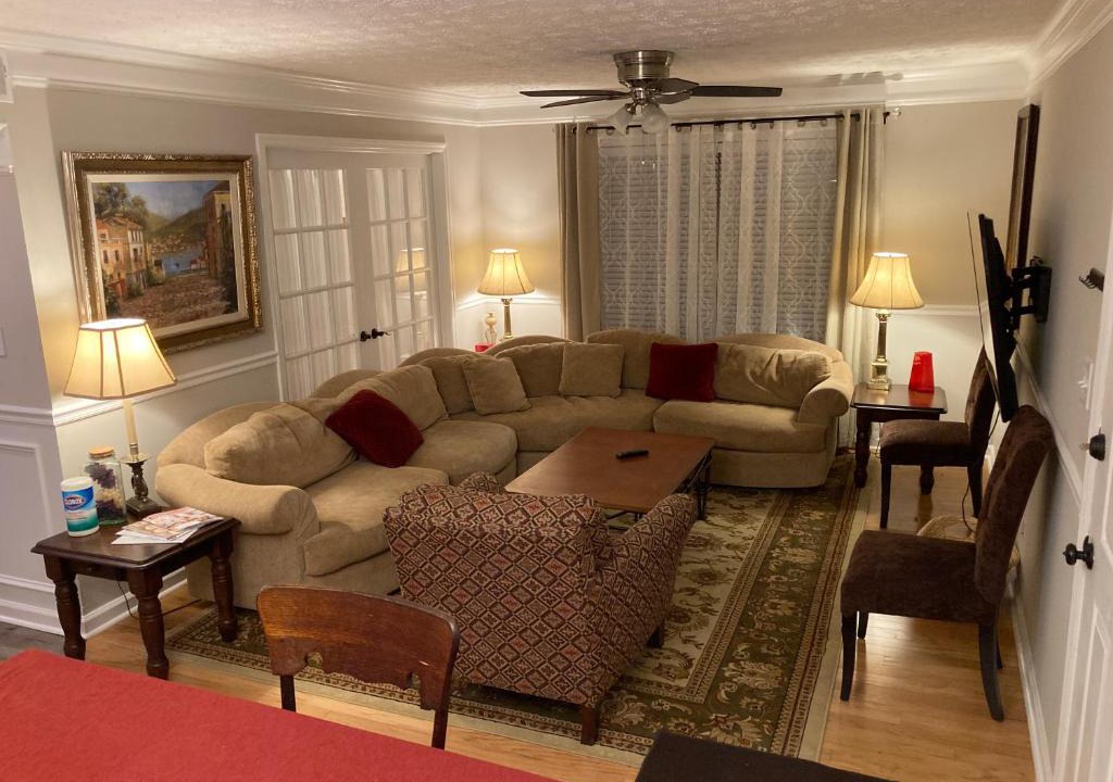 Athens Apartment | Spacious 3 Bedroom 2 bath Condo close to Five-points in Athens