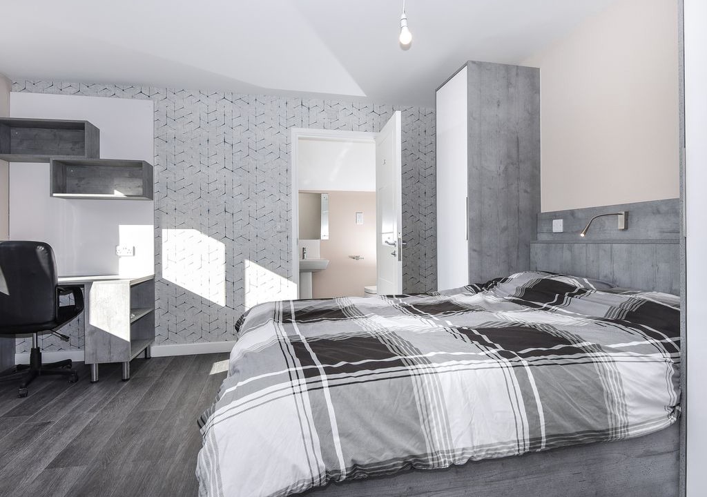 Runnymede Apartment | Spacious 3 bedroom 3 bathroom apartment close to Heathrow