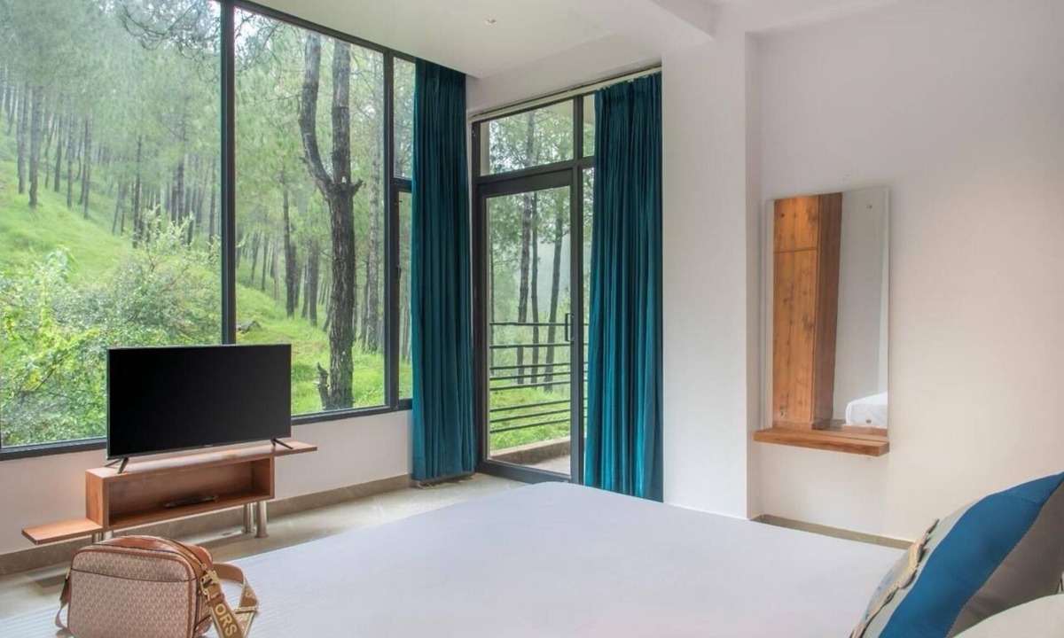 Kumarhatti Apartment | Spacious 3-bedroom apartment in gorgeous Dharampur with AC in floor 7
