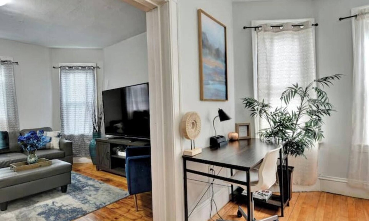 Union HIll Apartment | Spacious 3-bedroom apartment/close to Downtown Worcester/universities/AC