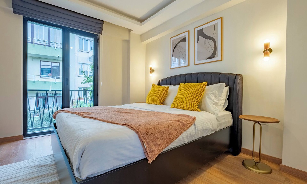 Kabatas Apartment | Spacious 3-bedroom apartment with WiFi and AC in wonderful Istanbul