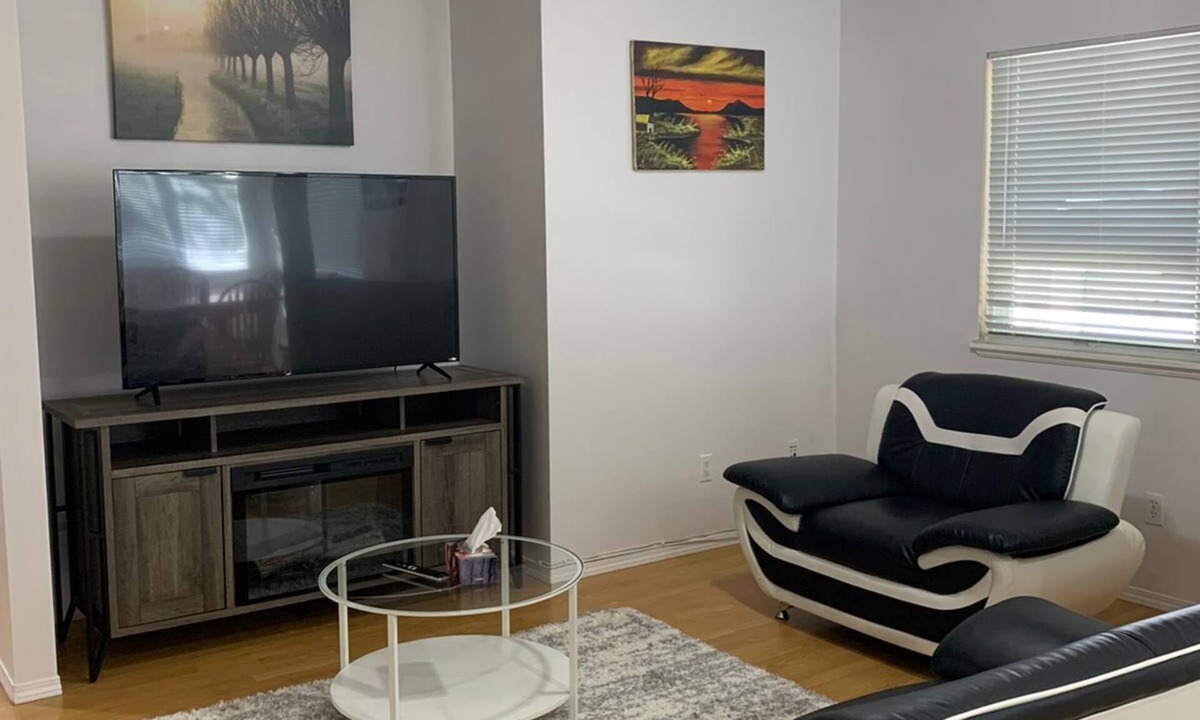 Maple Ridge House | Spacious 3 Bedrooms Suite at Downtown Maple Ridge