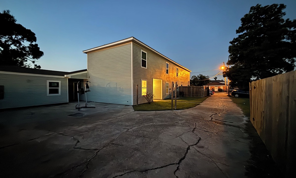 Kenner - Louis Armstrong International Airport Apartment | Spacious 3-bedroom corporate apartment with WiFi, AC in lovely Kenner