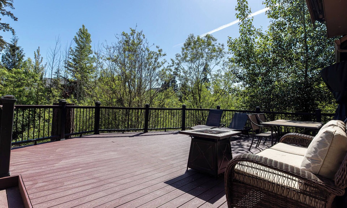 Starcrest House | Spacious 3-bedroom house in Tranquil area with hotub, large deck, and gym