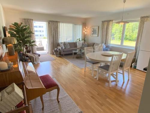 Sandvika Apartment | Spacious 3 Bedroom next to Thon Hotel, Storsenter Shopping, and 15 minutes to Oslo