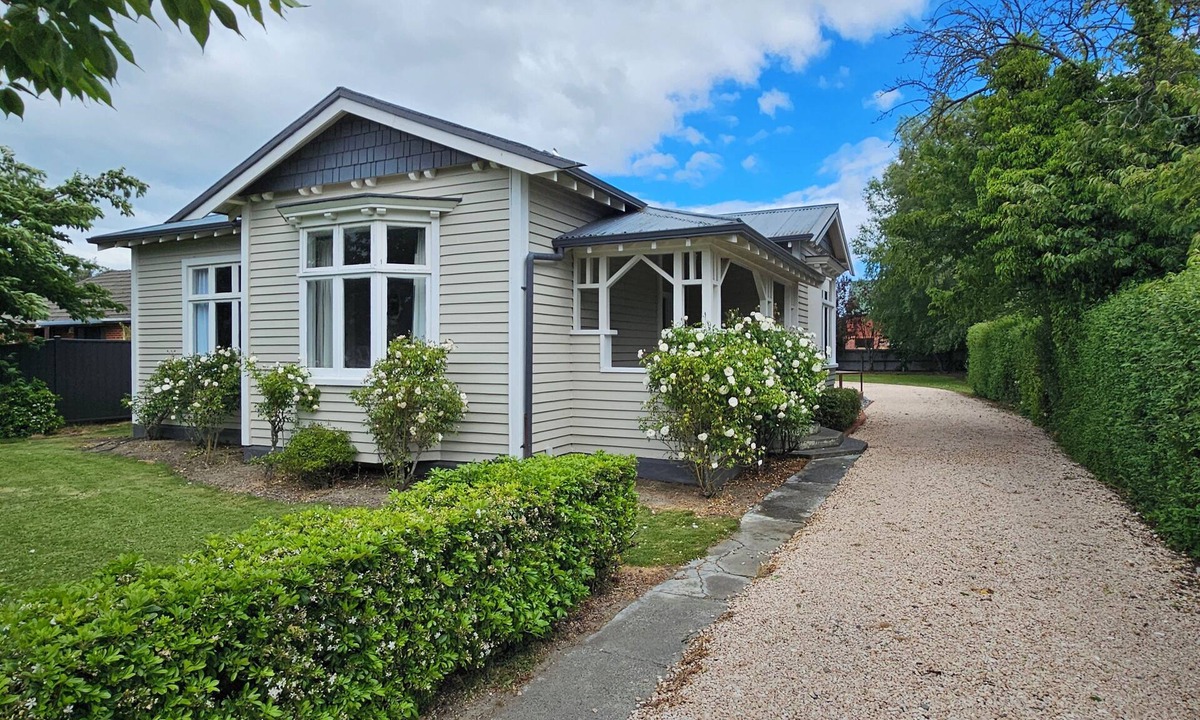 Methven House | Spacious 3 bedroom period home. 2 living rooms. Walking distance to town.