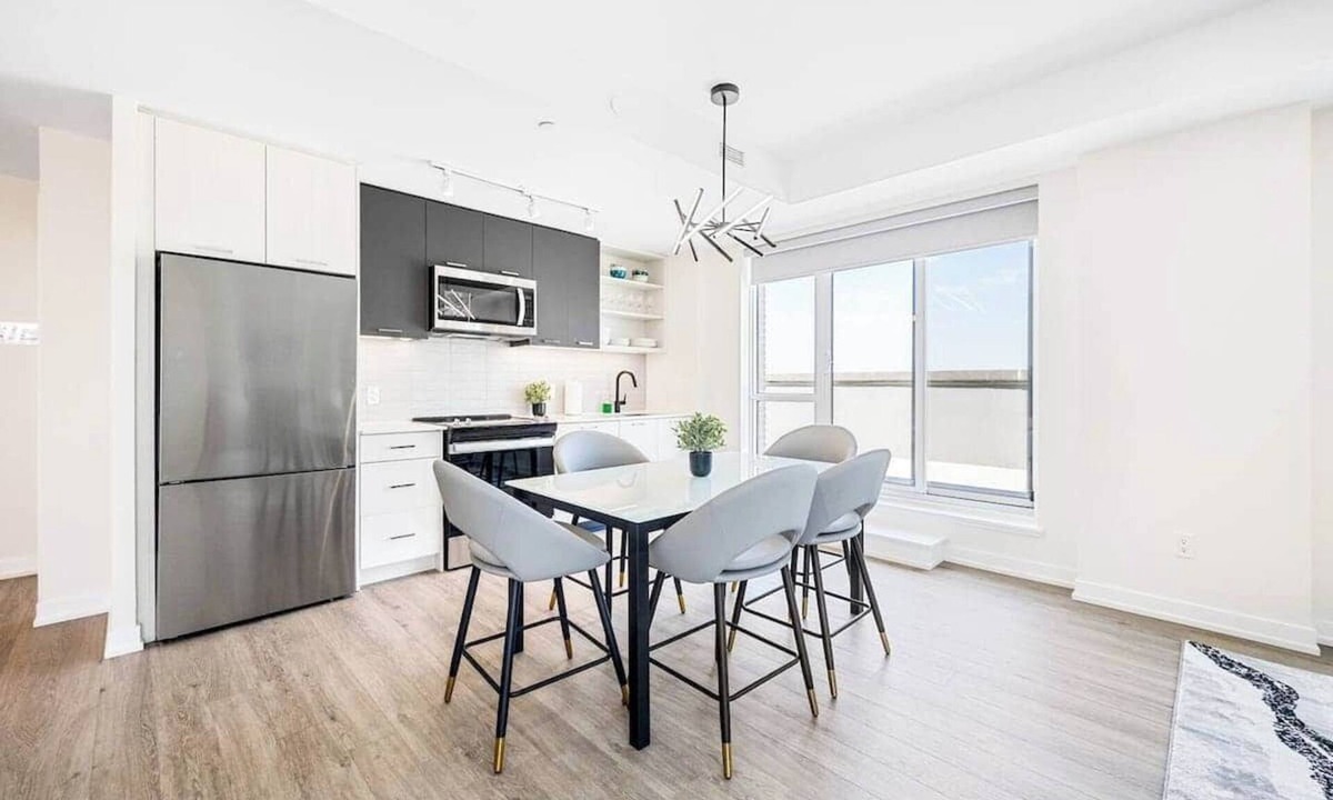 Harwood Hotel | Spacious 3-Bedroom Suite in Toronto with Air Conditioning and Full Kitchen