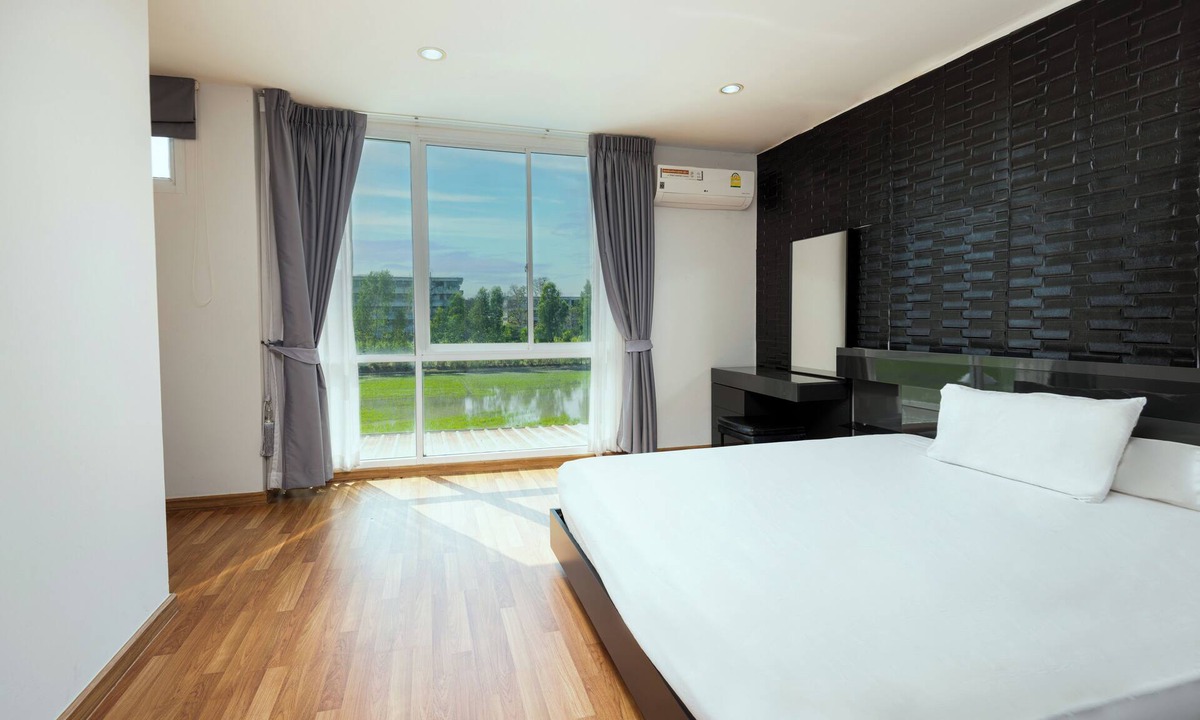 Khlong Sam Prawet Apartment | Spacious 3-bedroom apartment in charming Lat Krabang with AC