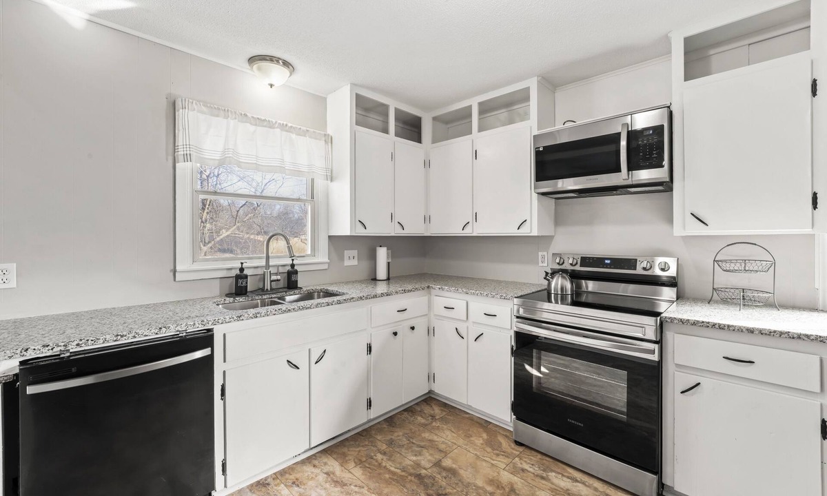 Baldwin City House | Spacious 3 bedroom home in Baldwin City, great for families & friends!