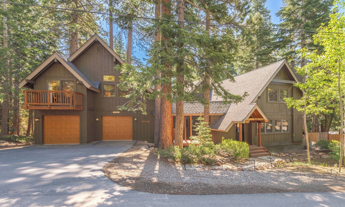 Ridgewood House | Spacious 3-bedroom with 1br Guest house, fenced yard, perfect for family getaways