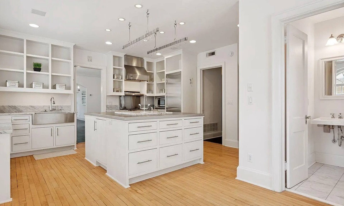 Lowry Hill Condo | Spacious 3-bedroom condo in gorgeous Minneapolis near Walker art center