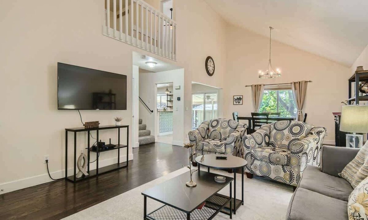Thornton House | Spacious 3 Bedroom w/Dedicated Office