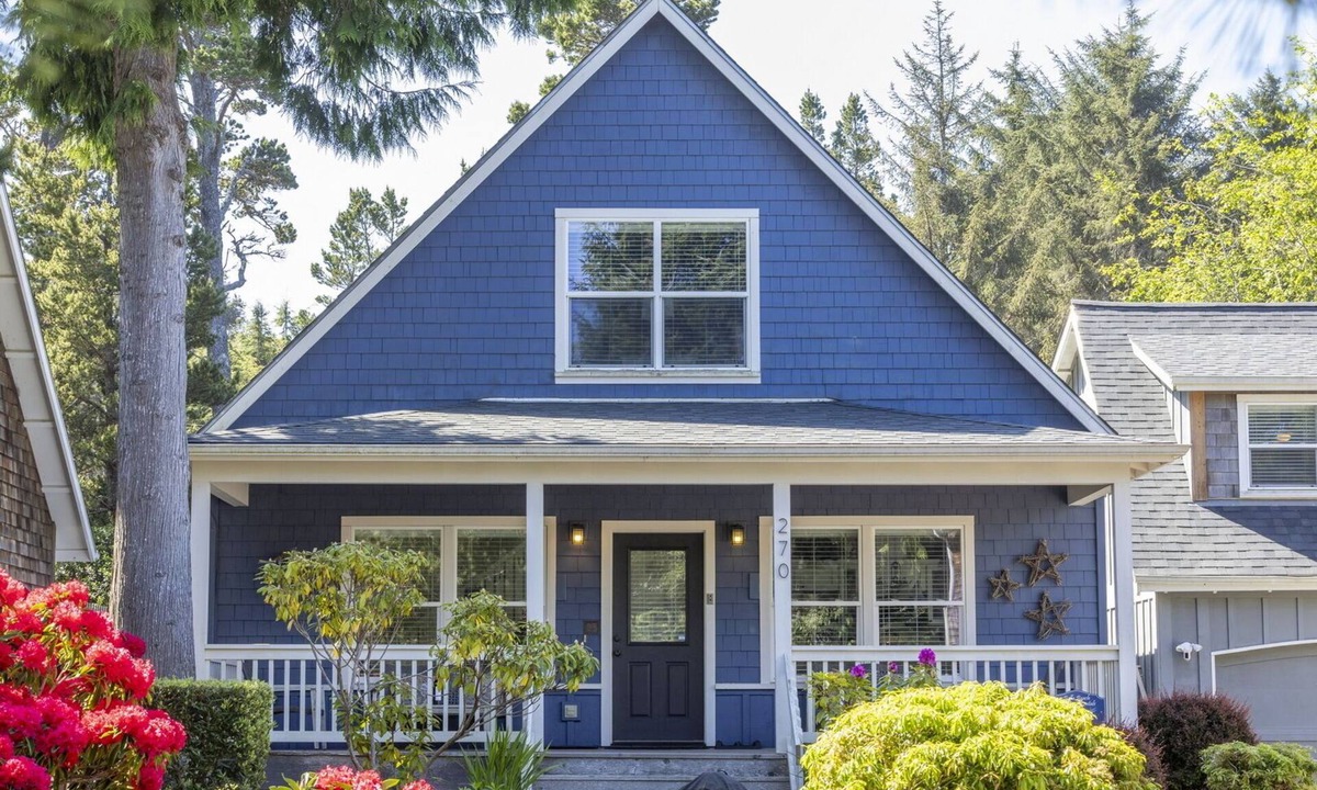 Lincoln Beach Cottage | Spacious 3-BR Bella Beach, Hot Tub, Master w/King