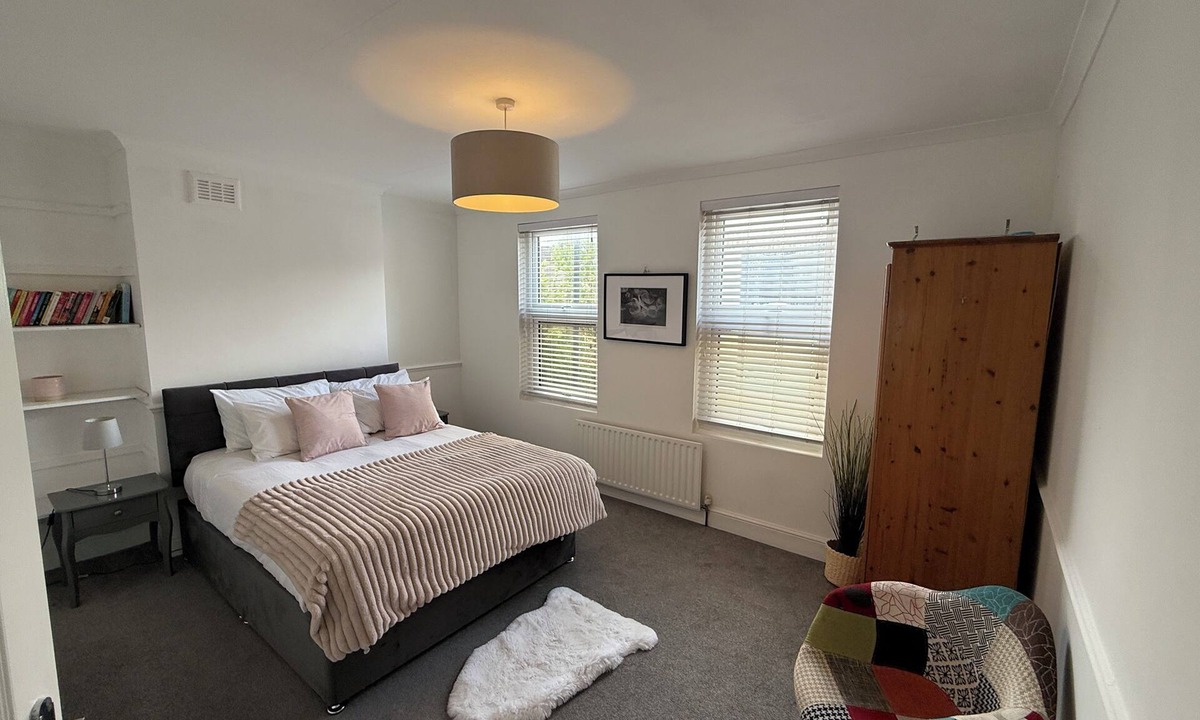 Fairfield House | Spacious 3 dbl bed house - sleeps 7! On the High St, 10 min walk to East Croydon